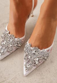 Renee - Białe Koronkowe Czółenka VICES na Szpilce z Odkrytą Piętą i Cyrkoniami Idaphei. Okazja: na imprezę. Nosek buta: szpiczasty. Zapięcie: pasek. Kolor: biały. Wzór: aplikacja. Materiał: koronka. Sezon: lato. Obcas: na szpilce. Styl: glamour, elegancki. Wysokość obcasa: średni #5