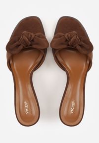 Renee - Ciemnobrązowe Klapki na Szpilce VICES Ozdobione z Przodu Kokardą Adneiros. Okazja: na imprezę. Kolor: brązowy. Materiał: satyna. Wzór: aplikacja. Obcas: na szpilce #3