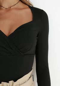 Born2be - Czarne Body z Wiskozą i Kopertowym Dekoltem Candletree. Okazja: na co dzień. Kolor: czarny. Materiał: wiskoza. Długość: długie. Wzór: aplikacja. Styl: casual, elegancki #4
