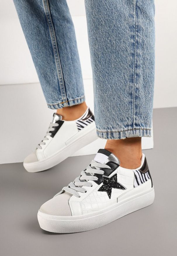 Born2be - Biało-Szare Sneakersy na Grubej Podeszwie Zdobione Brokatem Felthara. Okazja: na co dzień. Kolor: biały. Materiał: jeans. Wzór: aplikacja. Obcas: na obcasie. Wysokość obcasa: niski