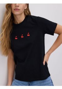 Reserved - T-shirt regular z haftem - czarny. Kolor: czarny. Materiał: bawełna. Wzór: haft