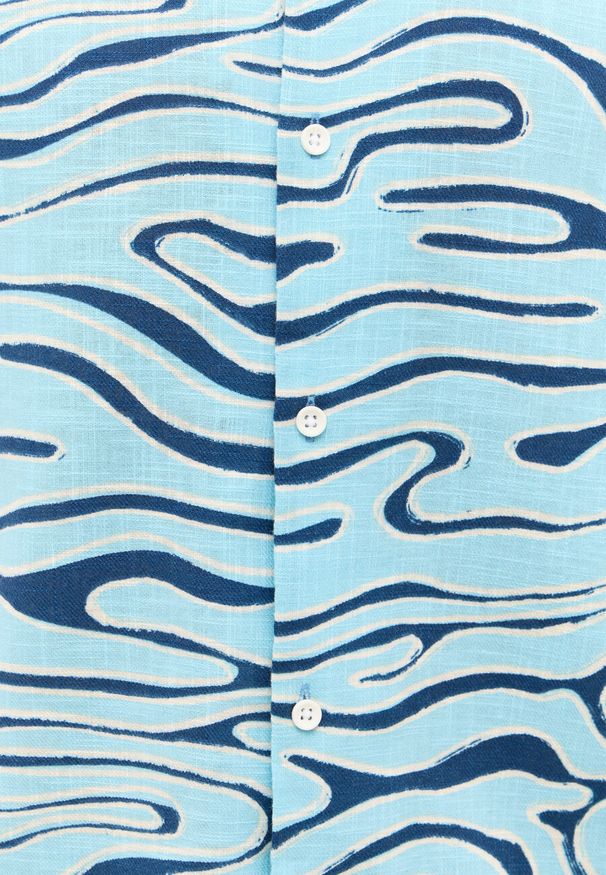 Mustang - MĘSKA KOSZULA MUSTANG Layton Waterprint Aop 1015241 12581. Okazja: na co dzień. Materiał: jeans, bawełna. Długość rękawa: krótki rękaw. Długość: krótkie. Wzór: paski, kolorowy. Sezon: wiosna, lato. Styl: wakacyjny, elegancki, klasyczny, casual