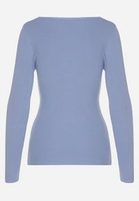 Born2be - Niebieski Dopasowany Sweter z Nieregularnym Dekoltem w Serek Fenarela. Okazja: na co dzień, do pracy, na spotkanie biznesowe. Typ kołnierza: dekolt w serek. Kolor: niebieski. Materiał: jeans. Styl: casual, biznesowy #5