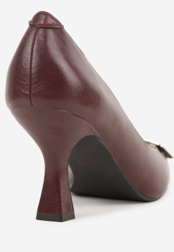 Renee - Bordowe Czółenka Vices ze Skórzaną Wkładką i Metaliczną Klamerką Berrine. Okazja: na spotkanie biznesowe. Kolor: czerwony. Materiał: skóra. Obcas: na obcasie. Styl: biznesowy, retro. Wysokość obcasa: niski