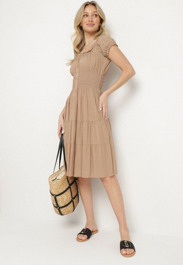 Born2be - Ciemnobeżowa Bawełniana Rozkloszowana Sukienka z Guzikami i Bufiastymi Rękawami Annivi. Okazja: na co dzień. Kolor: beżowy. Materiał: bawełna. Styl: elegancki, casual, klasyczny