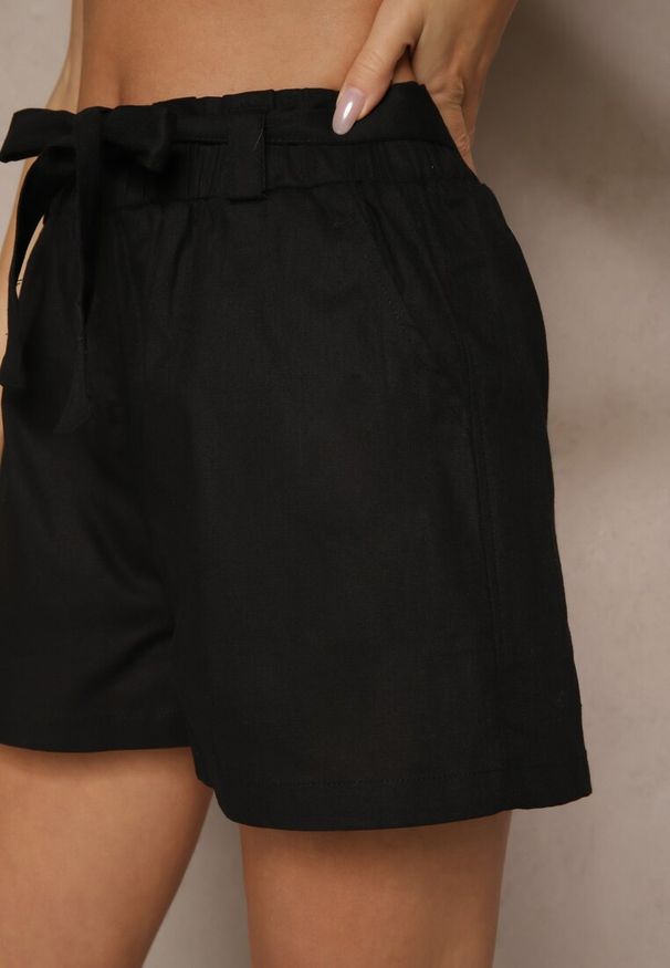 Renee - Czarne Szorty z Bawełny High Waist Ozdobione Paskiem Lioziera. Okazja: na co dzień, na spacer. Stan: podwyższony. Kolor: czarny. Materiał: bawełna. Wzór: aplikacja. Sezon: lato. Styl: casual, elegancki