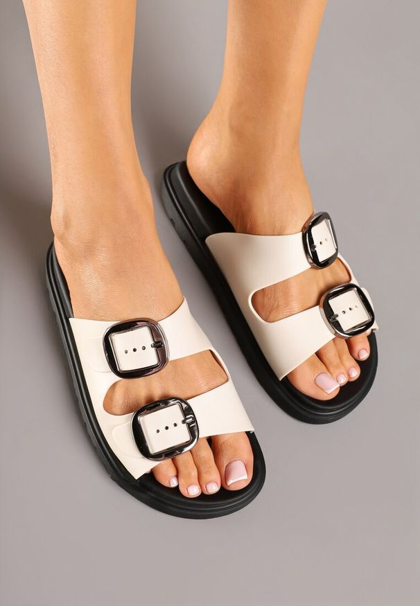 Renee - Beżowe Klapki Ozdobione Klamrami Nusarria. Okazja: na imprezę, na co dzień. Nosek buta: otwarty. Kolor: beżowy. Wzór: aplikacja. Materiał: jeans. Sezon: lato. Obcas: na obcasie. Styl: casual. Wysokość obcasa: niski