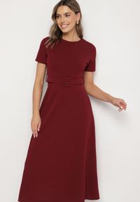 Born2be - Bordowa Rozkloszowana Sukienka Ozdobiona Paskiem Desianna. Okazja: na co dzień. Kolor: czerwony. Wzór: aplikacja. Styl: klasyczny, elegancki, casual