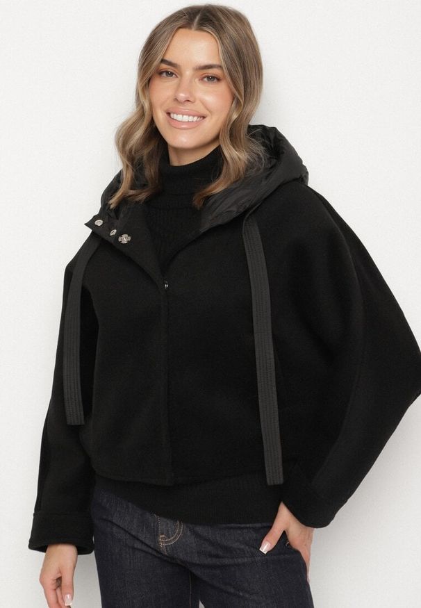 Born2be - Czarna Przejściowa Kurtka z Rękawami Typu Nietoperz i Kapturem Alinee. Okazja: na spacer. Kolor: czarny. Materiał: jeans. Sezon: wiosna, jesień. Styl: klasyczny