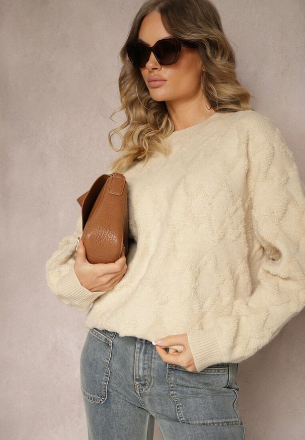 Renee - Beżowy Luźny Sweter o Pudełkowym Kroju i Tłoczonym Splocie ze Ściągaczami Elomara. Okazja: na co dzień. Kolor: beżowy. Materiał: jeans. Wzór: ze splotem. Styl: elegancki, casual