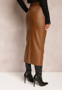 Renee - Brązowa Ołówkowa Spódnica Midi z Imitacji Skóry z Paskiem Libitu. Kolor: brązowy. Materiał: skóra #3