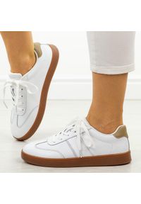 Białe skórzane półbuty damskie Sergio Leone Sp112. Okazja: na co dzień. Nosek buta: okrągły. Zapięcie: sznurówki. Kolor: biały. Materiał: skóra. Szerokość cholewki: normalna. Sezon: wiosna, lato. Styl: casual, elegancki, klasyczny #1