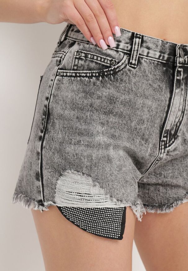 Born2be - Szare Jeansowe Bawełniane Szorty z Wysokim Stanem i Wystrzępionymi Nogawkami Ozdobione Cyrkoniami Moara. Stan: podwyższony. Kolor: szary. Materiał: bawełna, jeans. Wzór: aplikacja. Sezon: lato