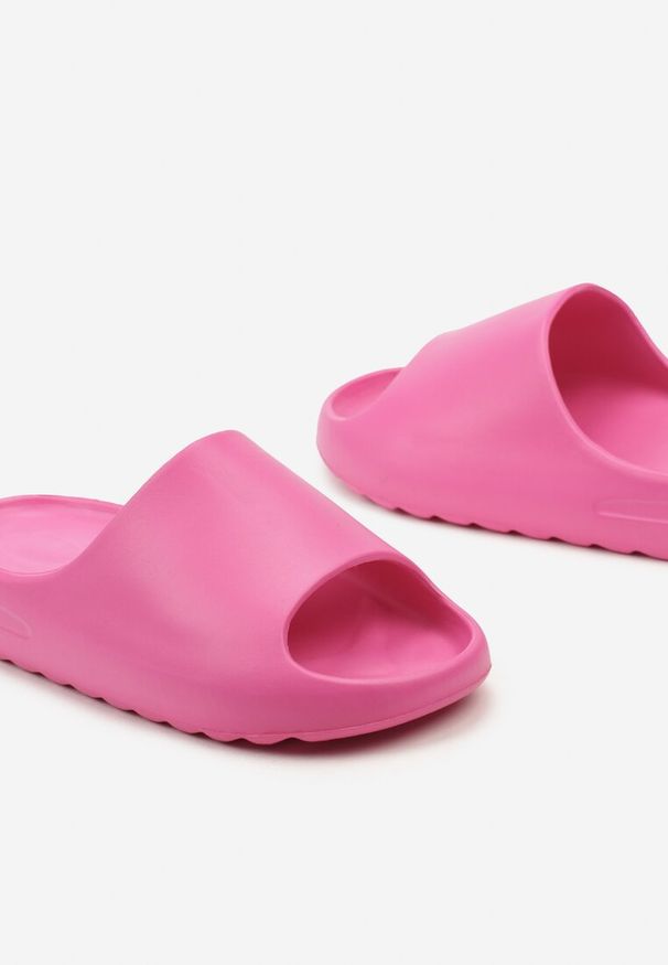 Renee - Fuksjowe Płaskie Klapki z Pianki z Szerokim Paskiem Nellarina. Okazja: na plażę, na co dzień. Kolor: różowy. Materiał: len, materiał. Sezon: lato. Obcas: na obcasie, na płaskiej podeszwie. Styl: casual. Wysokość obcasa: niski