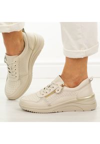 Beżowe skórzane sneakersy damskie Cambell 40337. Okazja: na co dzień. Nosek buta: okrągły. Zapięcie: sznurówki. Kolor: beżowy. Materiał: skóra. Sezon: wiosna, lato, jesień. Obcas: na koturnie. Styl: casual, klasyczny, sportowy #1