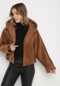 Born2be - Brązowa Przejściowa Kurtka z Rękawami Typu Nietoperz i Kapturem Alinee. Okazja: na spacer. Kolor: brązowy. Materiał: jeans. Sezon: jesień, wiosna. Styl: klasyczny #2