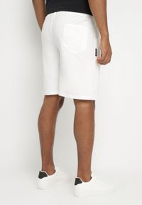 Born2be - Białe Szorty z Bawełną Dresowe z Gumką w Pasie Lirasene. Okazja: na co dzień. Kolor: biały. Materiał: dresówka, bawełna. Styl: casual
