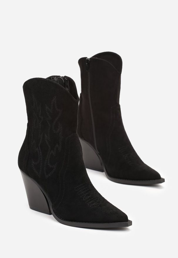 Born2be - Czarne Botki Kowbojki na Stożku Ozdobione Haftem Torinora. Okazja: na co dzień. Nosek buta: szpiczasty. Zapięcie: zamek. Kolor: czarny. Wzór: aplikacja, haft. Materiał: jeans, materiał. Sezon: zima, jesień. Obcas: na stożku. Styl: casual, elegancki, klasyczny. Wysokość obcasa: średni