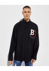 Burberry - BURBERRY - Czarna koszula z naszywką. Kolor: czarny. Materiał: bawełna. Długość rękawa: długi rękaw. Długość: długie. Wzór: aplikacja. Styl: klasyczny