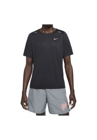 Koszulka męska do biegania Nike Rise 365 Wild Run DA0193. Materiał: materiał, poliester, skóra, tkanina. Długość rękawa: krótki rękaw. Technologia: Dri-Fit (Nike). Długość: krótkie. Wzór: nadruk. Sport: bieganie #1