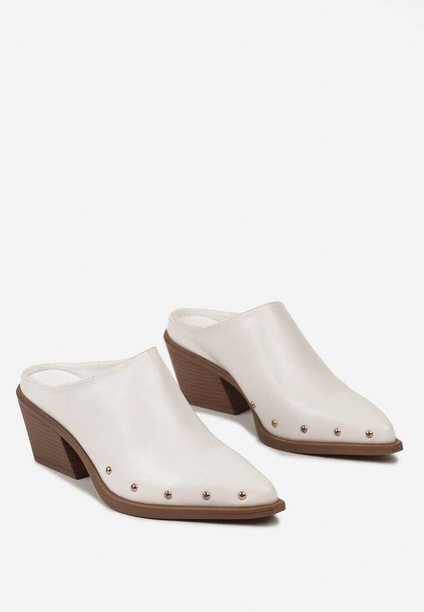 Born2be - Białe Klapki Mule na Stożkowym Obcasie z Nitami na Szpiczastym Nosku Ielara. Nosek buta: szpiczasty. Kolor: biały. Wzór: aplikacja. Obcas: na obcasie. Wysokość obcasa: średni