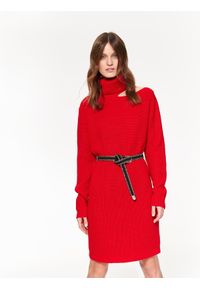 TOP SECRET - Sukienka swetrowa z modnym rozcięciem. Okazja: na co dzień. Typ kołnierza: golf. Kolor: czerwony. Materiał: dzianina. Styl: casual #1