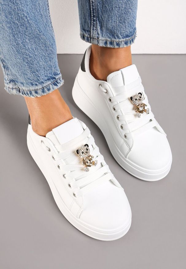 Renee - Biało-Czarne Sneakersy z Imitacji Skóry na Platformie z Ozdobą z Cyrkonii Imbercca. Kolor: biały. Materiał: skóra. Wzór: aplikacja. Obcas: na platformie