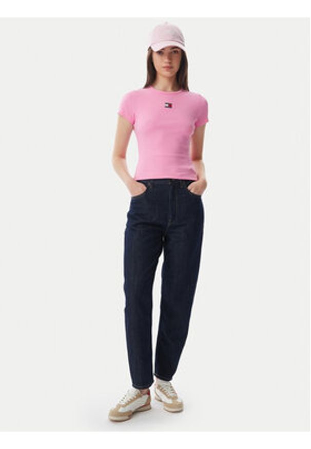 Tommy Jeans T-Shirt Badge DW0DW17881 Różowy jasny Slim Fit. Kolor: różowy. Materiał: bawełna
