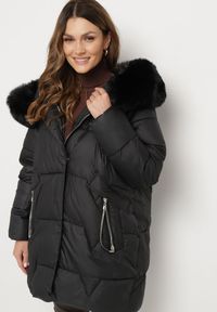 Born2be - Czarna Pikowana Kurtka o Pudełkowym Kroju z Odpinanym Futerkiem i Ozdobnym Suwakiem Hedilina. Okazja: na spacer, na co dzień. Typ kołnierza: kaptur. Kolor: czarny. Materiał: futro. Długość rękawa: długi rękaw. Długość: długie. Styl: casual, elegancki #5