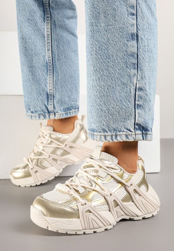 Born2be - Złote Sneakersy z Ozdobnym Sznurowaniem i Tłoczoną Podeszwą Nurilune. Okazja: na co dzień. Kolor: złoty. Materiał: jeans