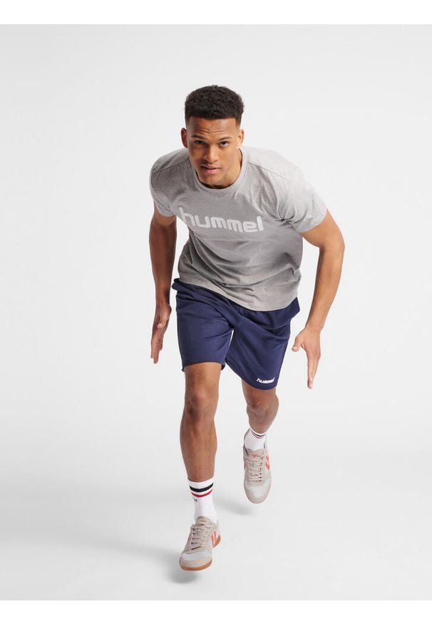 Koszulka sportowa z krótkim rękawem męska Hummel Cotton Logo. Kolor: biały, szary, wielokolorowy. Długość rękawa: krótki rękaw. Długość: krótkie. Sport: piłka nożna