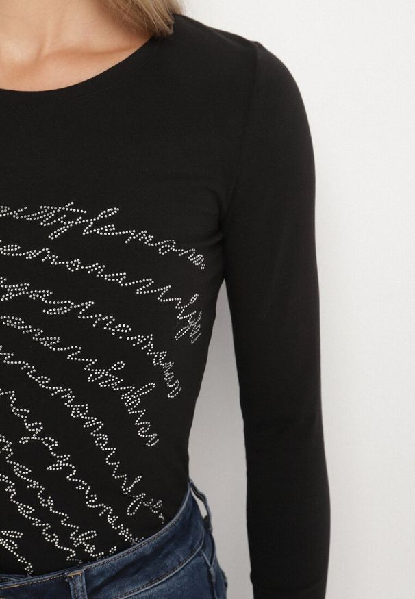 Born2be - Czarna Bluzka z Bawełny Ozdobiona Cyrkoniowym Napisem Velutila. Okazja: na co dzień. Kolor: czarny. Materiał: bawełna. Wzór: aplikacja, napisy. Styl: casual, elegancki