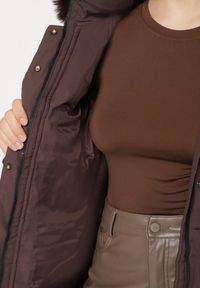 Born2be - Brązowa Pikowana Kurtka z Kapturem z Futrem i Paskiem w Talii Acendria. Okazja: na co dzień. Typ kołnierza: kaptur. Kolekcja: plus size. Kolor: brązowy. Materiał: futro. Styl: klasyczny, casual #3