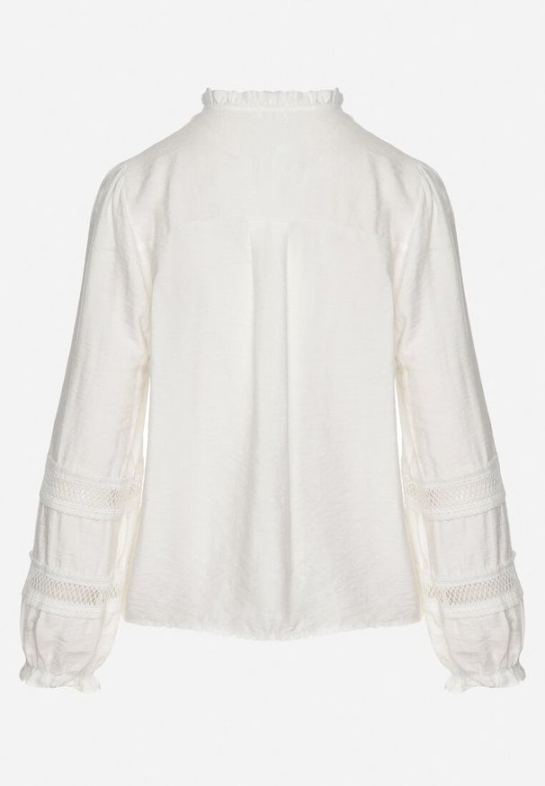 Born2be - Biała Wiskozowa Koszula o Prostym Kroju Zdobiona Koronkowymi Wstawkami Cesinia. Okazja: na co dzień, do pracy. Kolor: biały. Materiał: koronka, wiskoza. Długość rękawa: długi rękaw. Długość: długie. Wzór: aplikacja. Styl: klasyczny, casual, elegancki