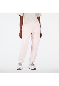 Spodnie damskie New Balance WP23553WAN – różowe. Kolor: różowy. Materiał: dresówka, bawełna, poliester. Sport: fitness