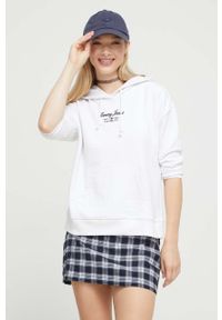 Tommy Jeans bluza damska kolor biały z kapturem z nadrukiem. Typ kołnierza: kaptur. Kolor: biały. Wzór: nadruk