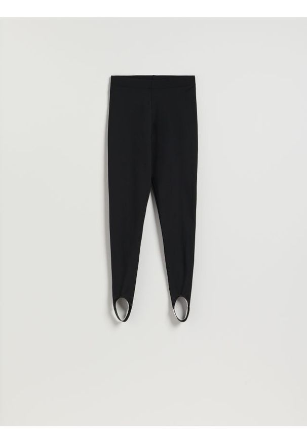 Reserved - Legginsy z zapiętkami - czarny. Kolor: czarny. Materiał: dzianina. Wzór: gładki