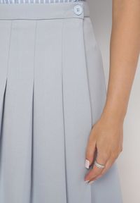 Born2be - Niebieska Spódnica Kopertowa Plisowana Rozkloszowana Divisse. Okazja: na co dzień, na spotkanie biznesowe, do pracy. Kolor: niebieski. Styl: biznesowy, klasyczny, casual