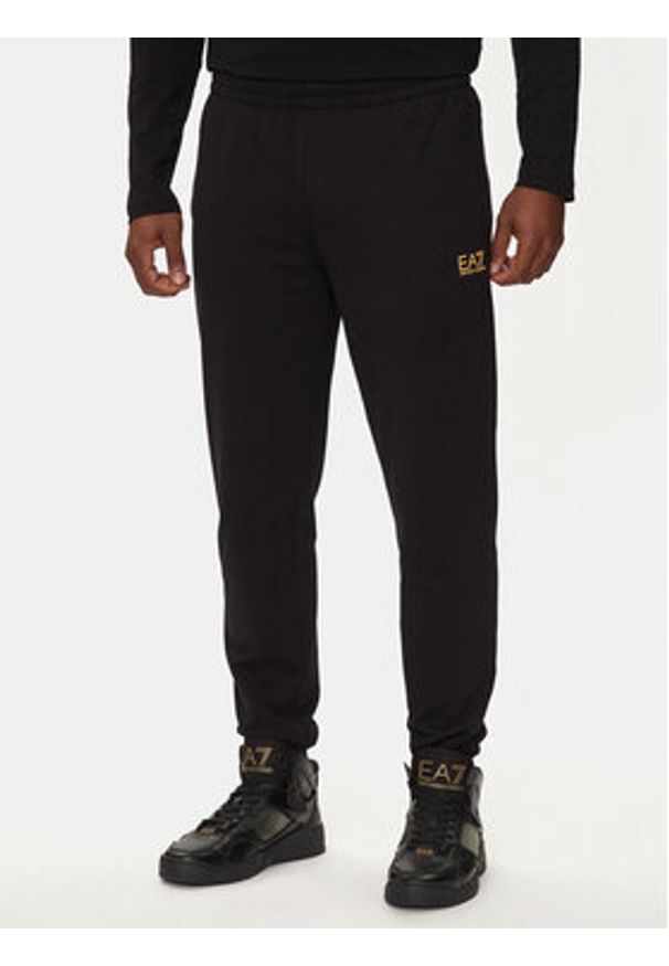 EA7 Emporio Armani Dres 8NPV60 PJVRZ 0208 Czarny Regular Fit. Kolor: czarny. Materiał: bawełna