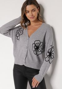 Born2be - Szary Kardigan na Guziki w Haftowane Kwiaty Tustara. Okazja: na co dzień. Kolor: szary. Materiał: jeans. Wzór: kwiaty, haft. Styl: casual #5