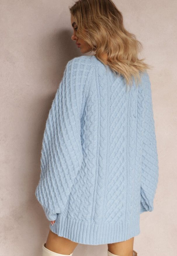 Renee - Jasnoniebieski Długi Sweter Ozdobiony Drobnym Splotem Killoe. Kolor: niebieski. Materiał: jeans. Długość: długie. Wzór: aplikacja, ze splotem