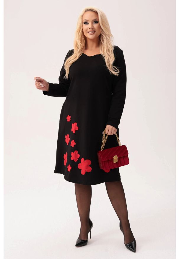 Moda Size Plus Iwanek - Czarna dresowa sukienka Fiorella - klasyka z nutą kobiecości PLUS SIZE XXL. Okazja: na co dzień. Kolekcja: plus size. Kolor: czarny. Materiał: dresówka. Wzór: kwiaty, aplikacja. Typ sukienki: dla puszystych. Styl: casual, elegancki. Długość: midi