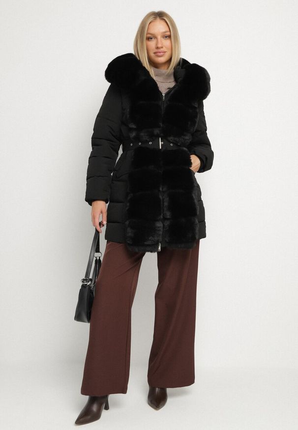 Born2be - Czarna Pikowana Kurtka z Kapturem i Paskiem z Klamrą Zdobiona Futerkiem Ollina. Okazja: na co dzień. Typ kołnierza: kaptur. Kolor: czarny. Materiał: futro. Wzór: aplikacja. Styl: casual, elegancki