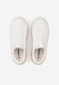 Renee - Białe Sneakersy na Tłoczonej Platformie Ozdobione Dwoma Paskami Hesaia. Okazja: na co dzień. Zapięcie: pasek. Kolor: biały. Materiał: jeans. Wzór: aplikacja. Obcas: na platformie #6