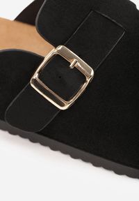 Born2be - Czarne Klapki z Ozdobnym Paskiem i Klamrą Calevelis. Nosek buta: okrągły. Kolor: czarny. Materiał: jeans. Obcas: na obcasie. Styl: elegancki, klasyczny. Wysokość obcasa: średni #8