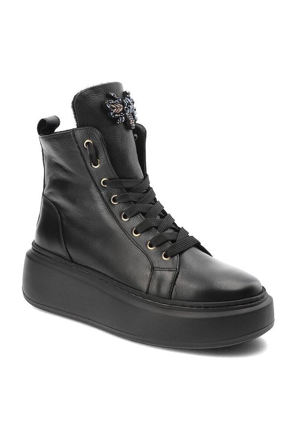 Czarne Sneakersy Karino Damskie Buty Jesienne. Okazja: na spotkanie biznesowe. Kolor: czarny. Materiał: jeans, skóra. Sezon: jesień. Obcas: na obcasie. Styl: elegancki, biznesowy, klasyczny. Wysokość obcasa: średni