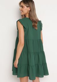 Born2be - Ciemnozielona Rozkloszowana Sukienka z Falbankami Zapinana przy Szyi Rettesa. Okazja: na co dzień. Typ kołnierza: kołnierz z falbankami. Kolor: zielony. Materiał: tkanina, wiskoza. Sezon: lato. Styl: casual, elegancki #7