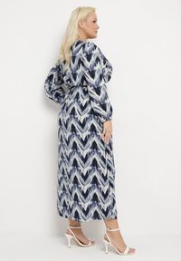 Born2be - Niebieska Rozkloszowana Sukienka o Kopertowym Kroju z Paskiem i Gumką w Pasie Bristella. Okazja: na spotkanie biznesowe, do pracy. Kolekcja: plus size. Kolor: niebieski. Długość rękawa: długi rękaw. Wzór: aplikacja. Typ sukienki: kopertowe. Styl: biznesowy #7