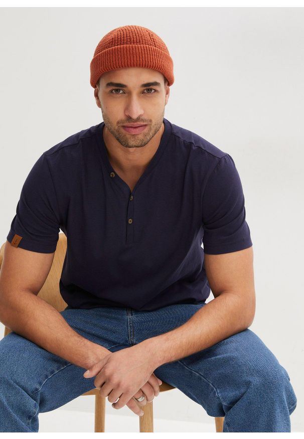 bonprix - Koszulka z dekoltem henley z czystej bawełny organicznej (2 szt.). Typ kołnierza: typu henley. Kolor: czerwony. Materiał: bawełna. Długość rękawa: krótki rękaw. Długość: krótkie. Styl: elegancki