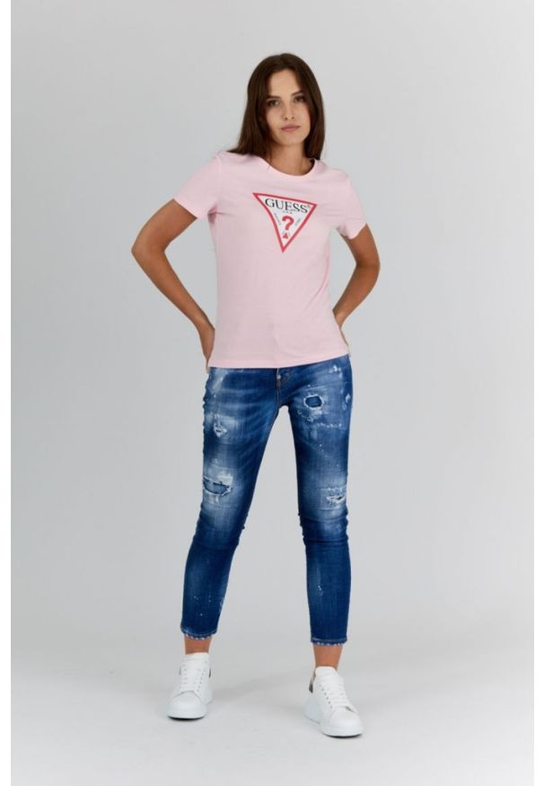 Guess - GUESS Różowy t-shirt damski z trójkątnym logo. Kolor: różowy. Wzór: nadruk